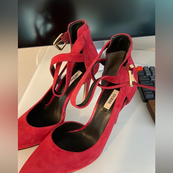 Red pumps by Guess. - Picture 3 of 3